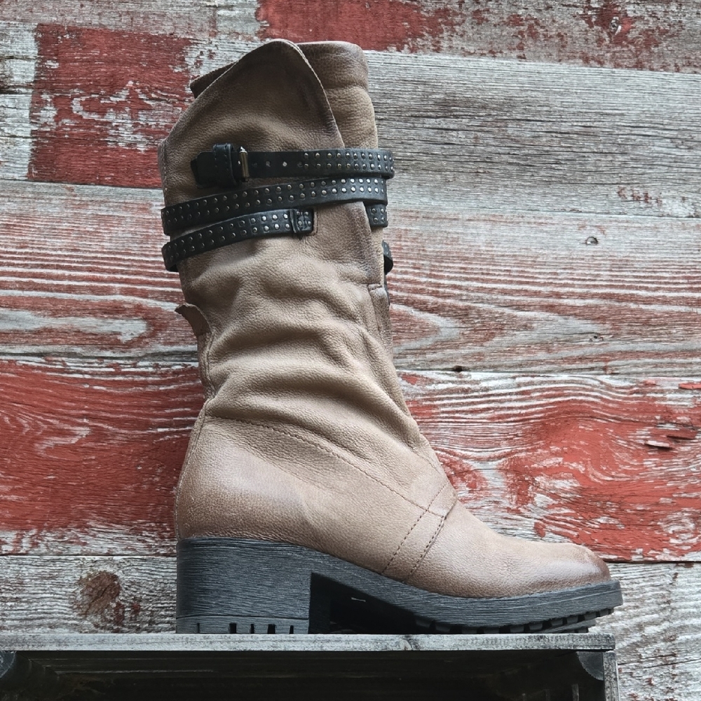 Stylish Tan Mjus Boots with Black Accents